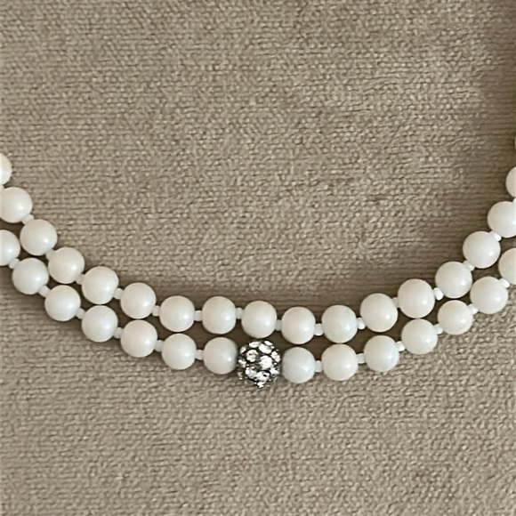 Elegant White Pearl Double-Strand Necklace with Diamante centre bead - Picture 2 of 4